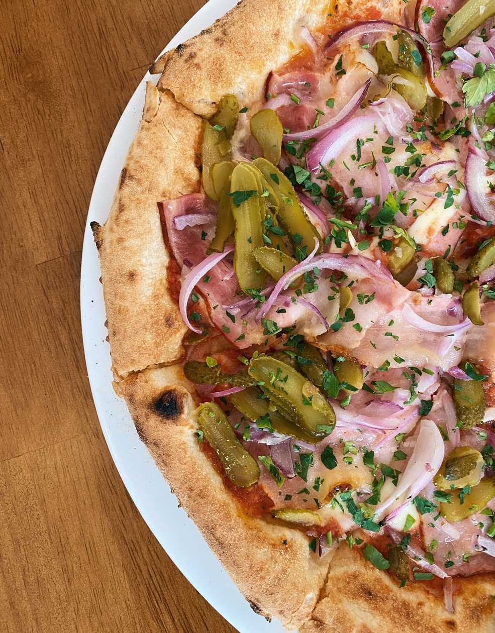 Піца з беконом та корнішонами