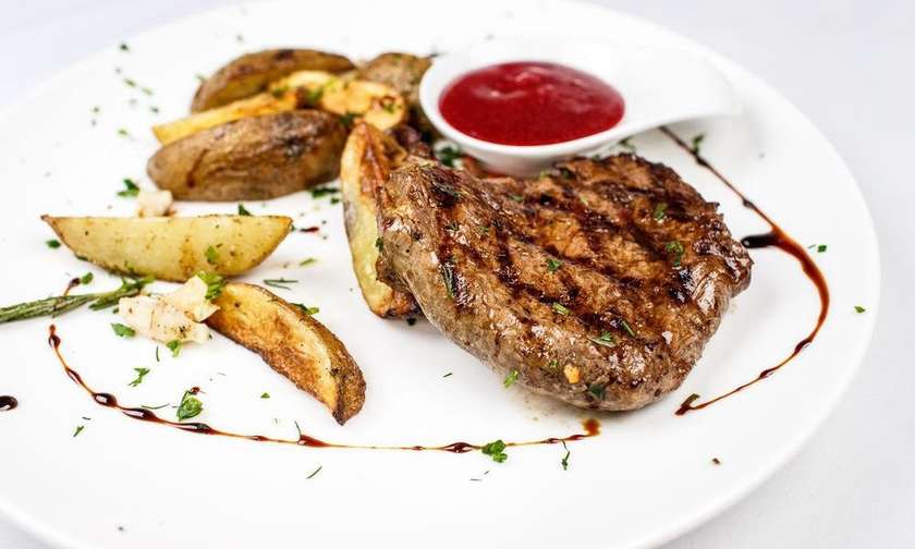 Стейк із телятини зі смаженою картоплею