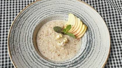 Oatmeal with Apple and Cinnamon