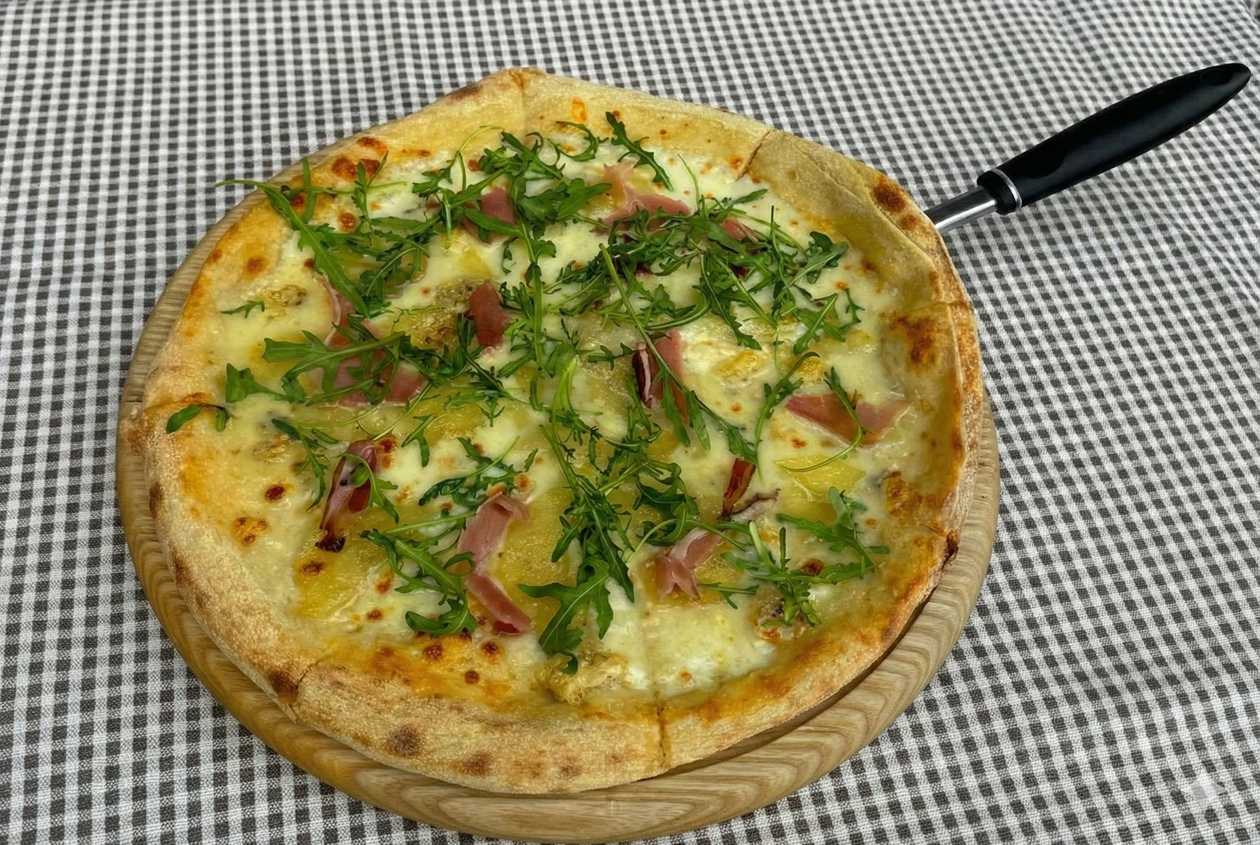 Pizza with caramelized pear and jamon