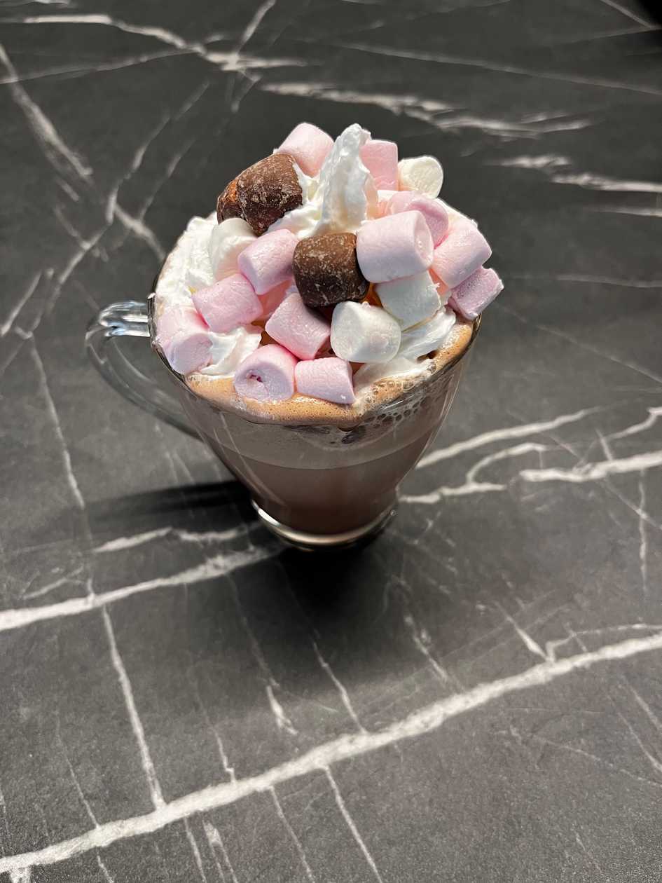 Ciocolata caldă cu Frisca si Bezele