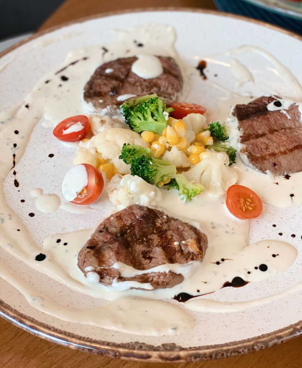 Медальйони із телятини з овочами