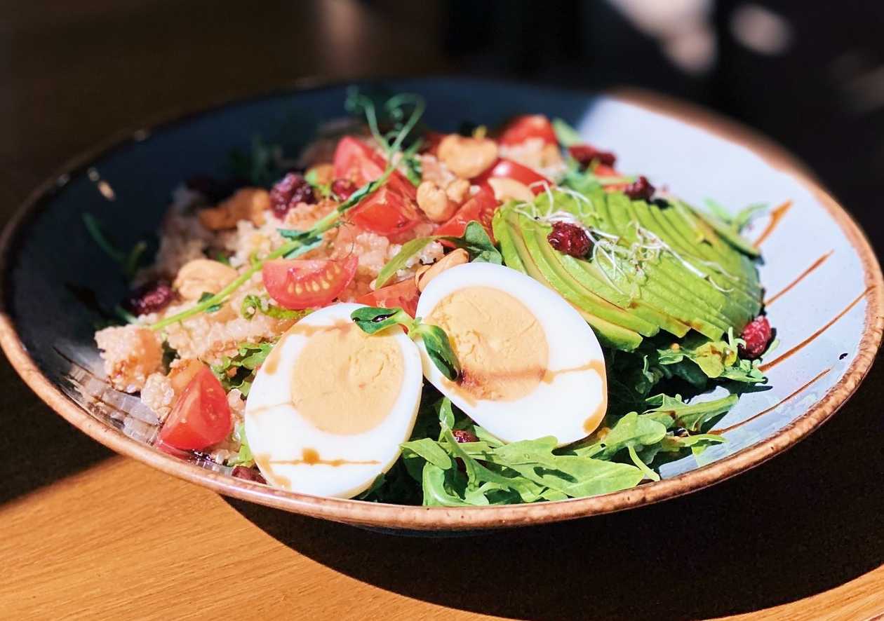 Салат з кіноа та авокадо