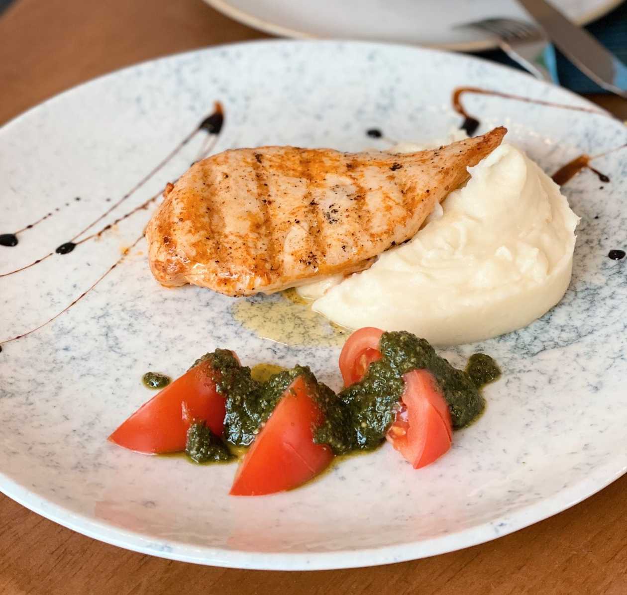 Стейк з курячого філе з картопяним пюре