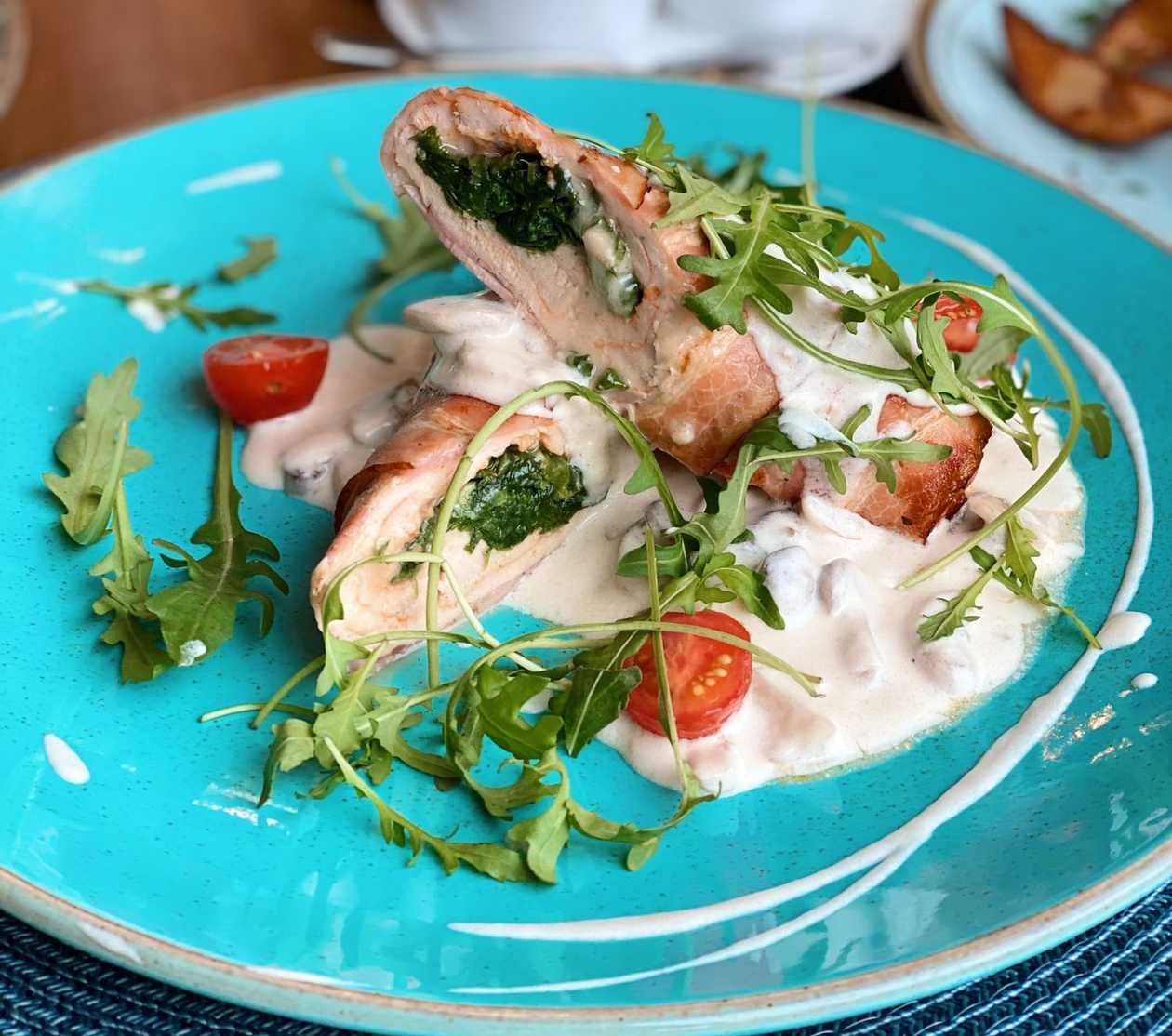 Курячий рулет у беконi зi шпинатом