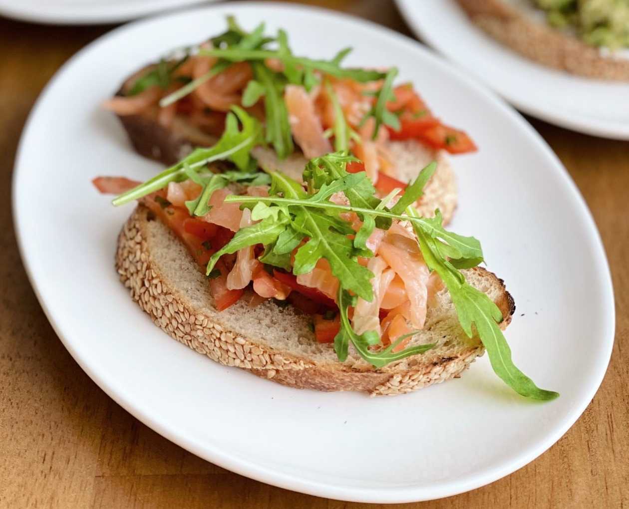 Брускета з лососем та помiдором