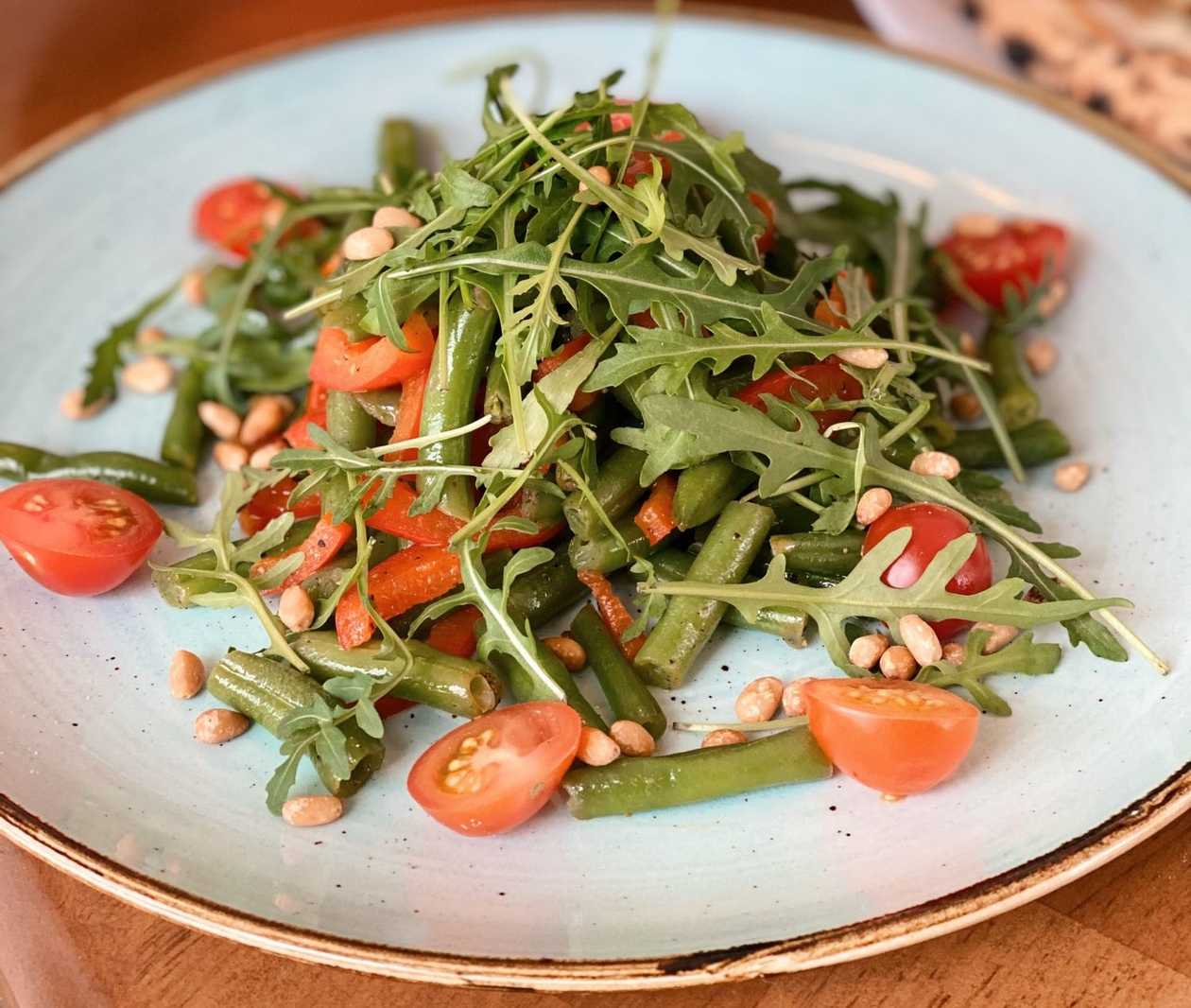 Теплий салат із зеленої квасолі і Чері