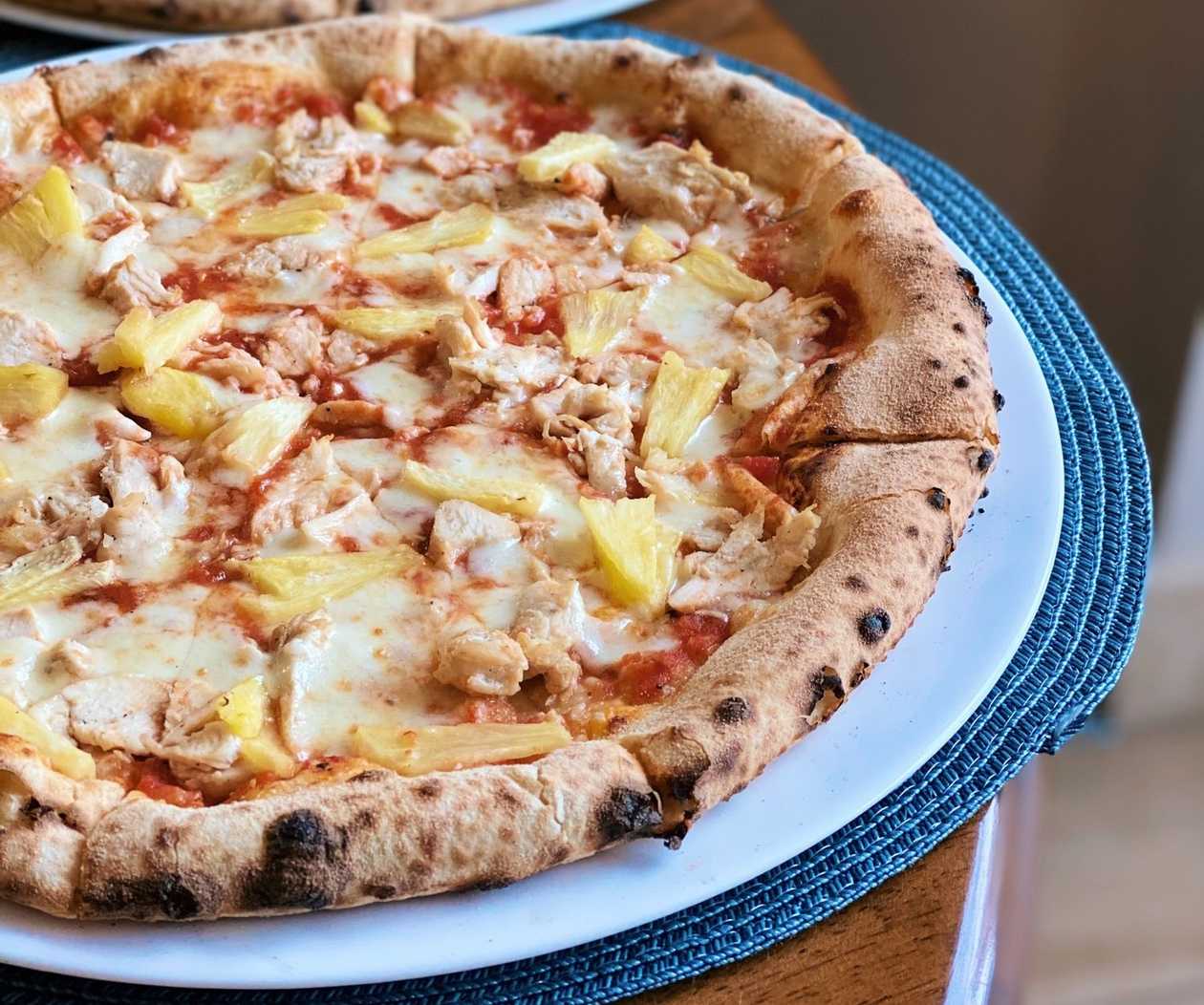 Пiца з куркою та ананасом