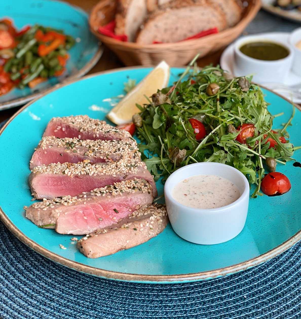 Тунець з мiкс-салатом