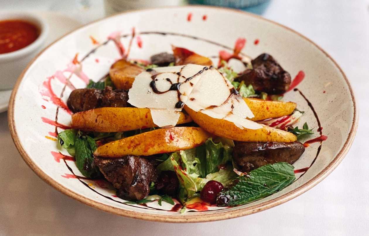 Салат із курячої печінки та карамелізованої груші