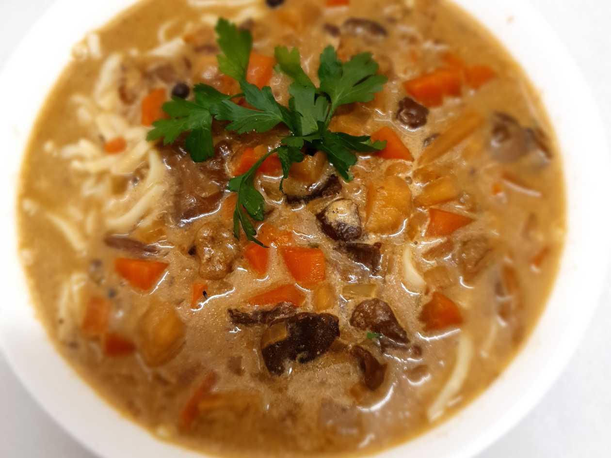 Kremowa zupa z kurkami i makaronem