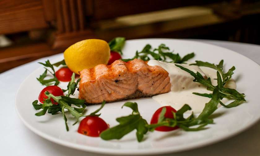 Лосось під вершково-винним соусом