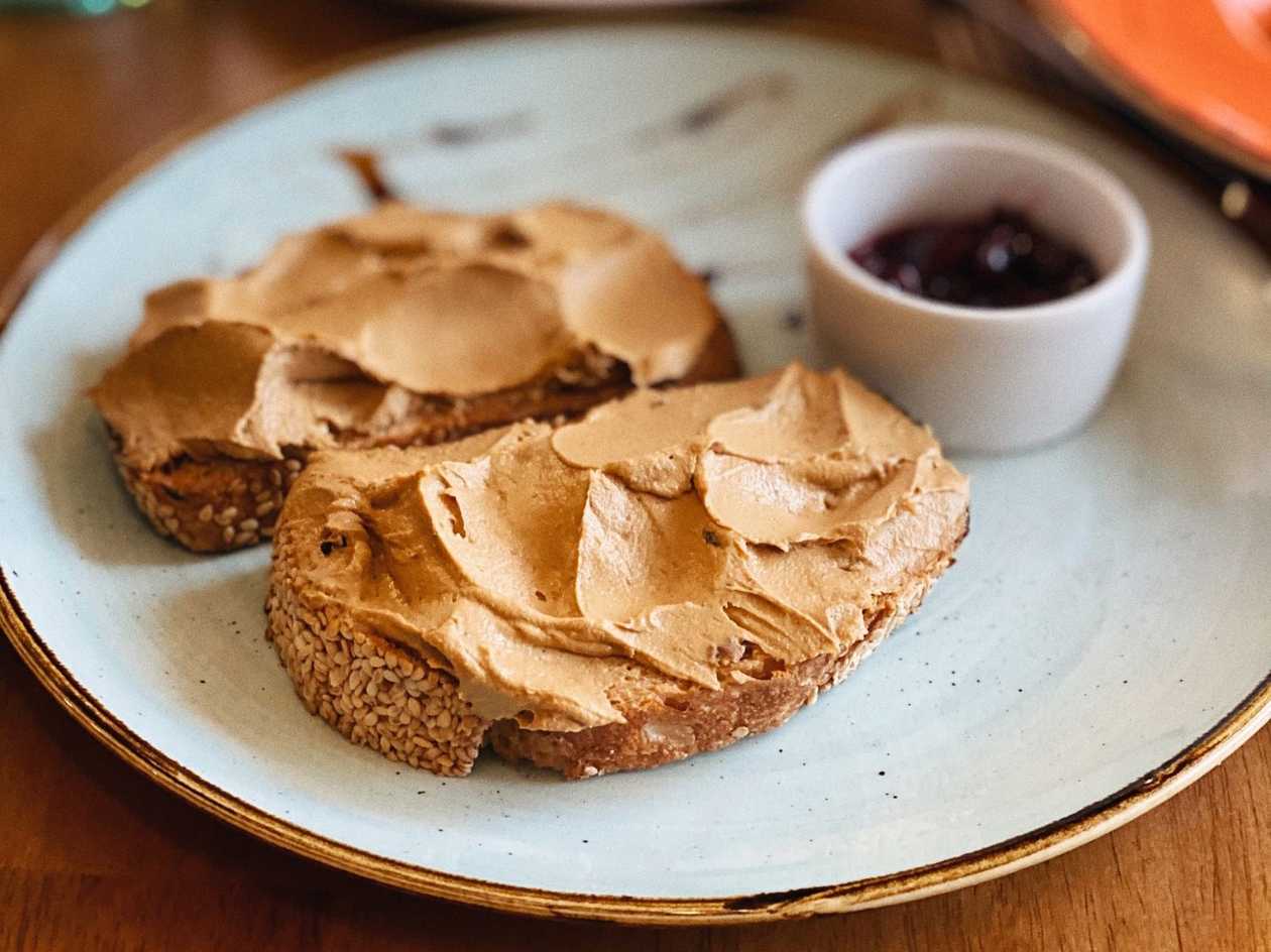 Брускетта с паштетом із курячої печінки