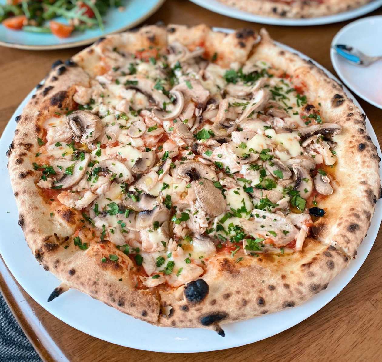 Пiца з курячою грудкою та грибами