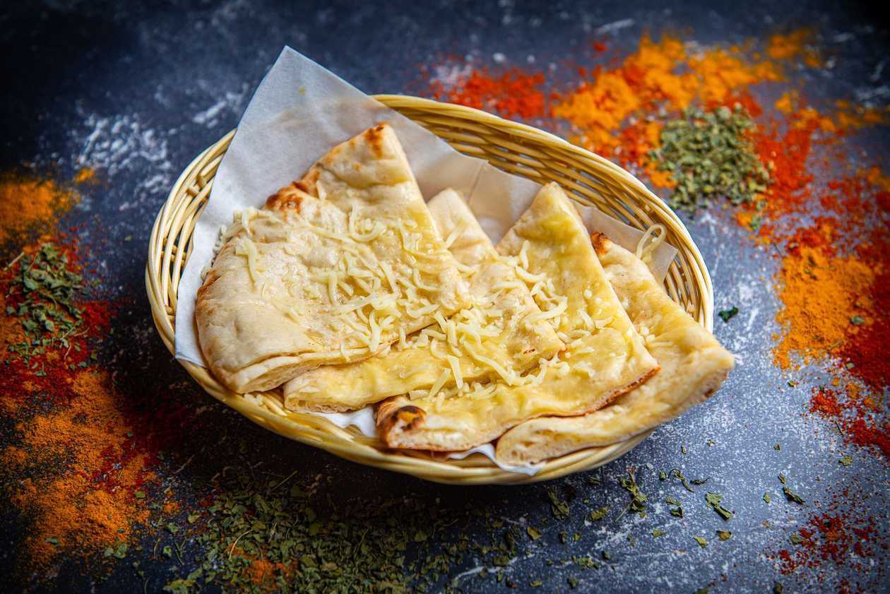 Juust-küüslaugu Naan