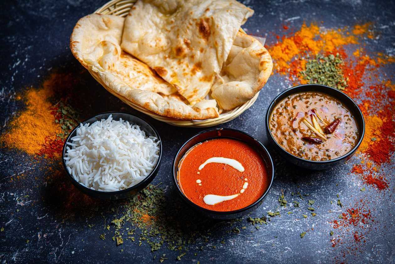 🌱 Dal Fry, Paneer Makhani, aurutatud riis ja naan