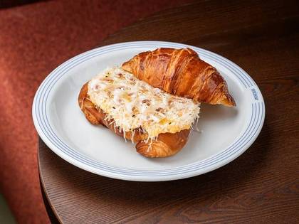 Круасан із сирним скремблом та свіжими шампінйонами