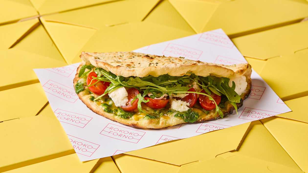 Panuozzo με πέστο βασιλικού & μοτσαρέλα