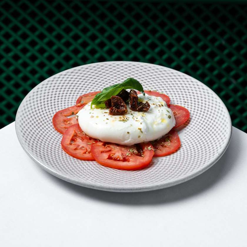 Burrata fresca con pomodorini e olio extravirgine