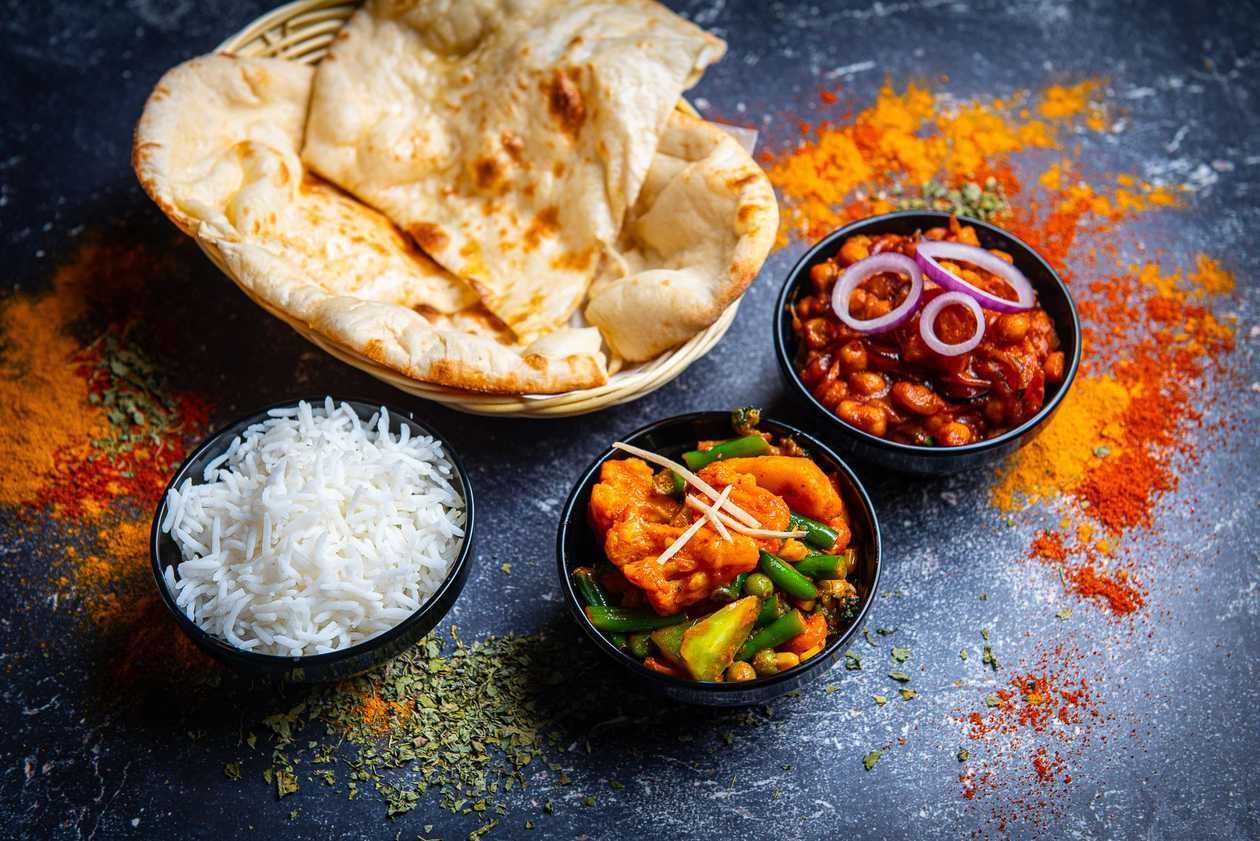 🌱 Chana Masala, köögiviljasegu, aurutatud riis ja naan