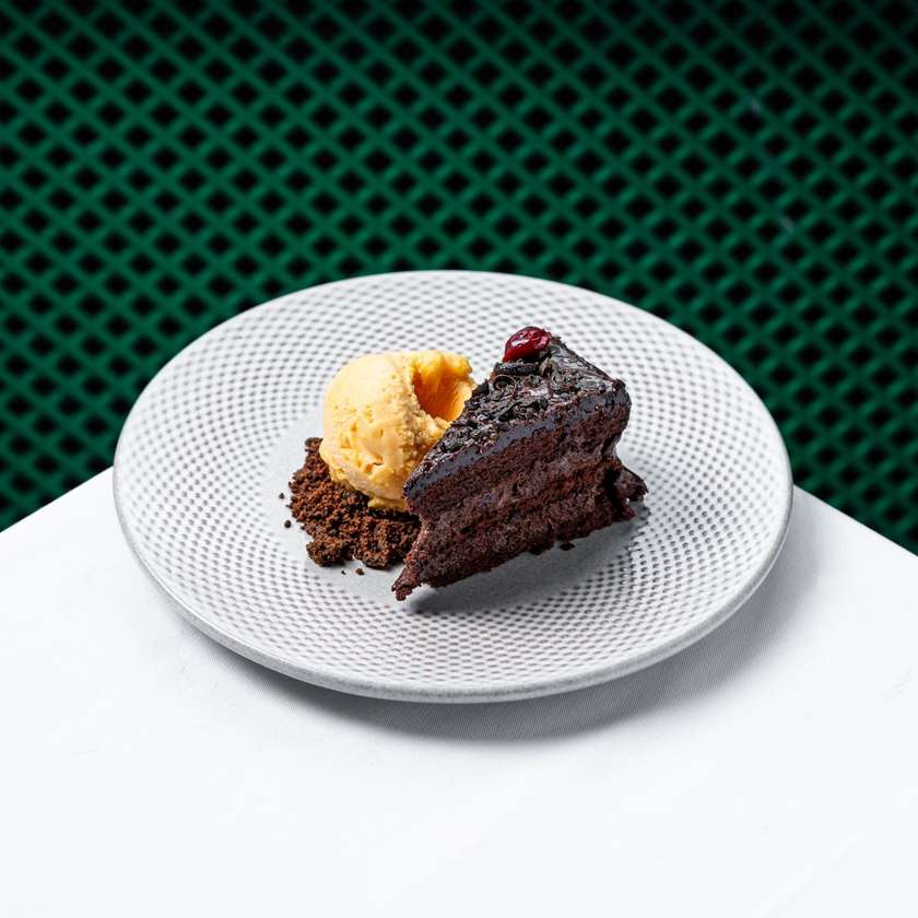 Torta al cioccolato e ciliegie