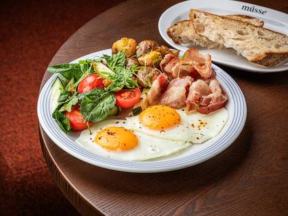 Яэчня з молодою картоплею та панцетою і овочевим салатом