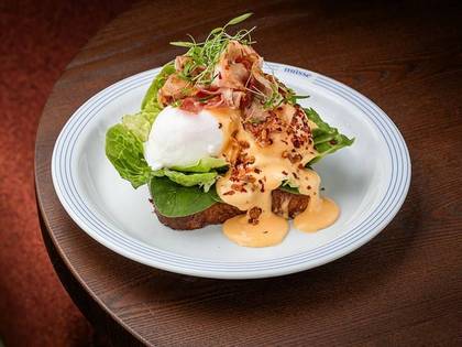 Яйця Бенедикт з беконом та соусом Голландез