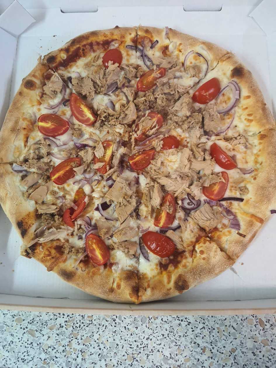 Tuna pizza