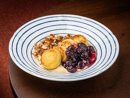 Сирники з рікоти з вишневим конфітюром