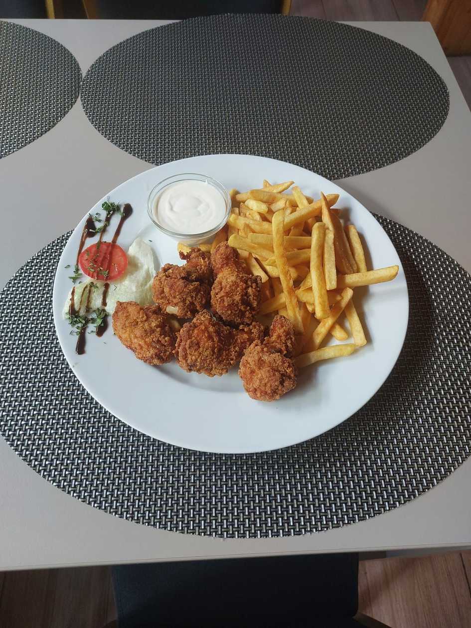 Spicy wings with French fries