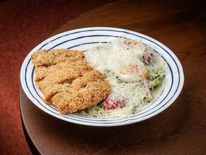 Салат з куркою кацу та пармезаном