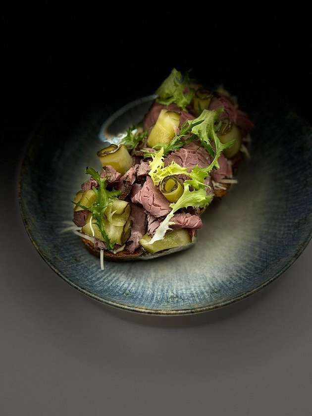 Тост з томленою яловичиною