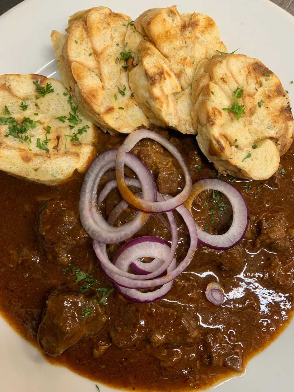 150g Pivný hovädzí guláš s domácou karlovarskou knedľou (1,3,7)