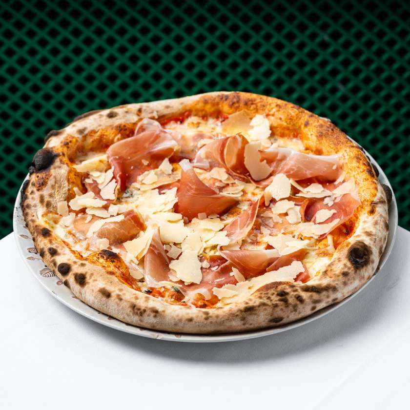 Pizza con prosciutto e formaggio