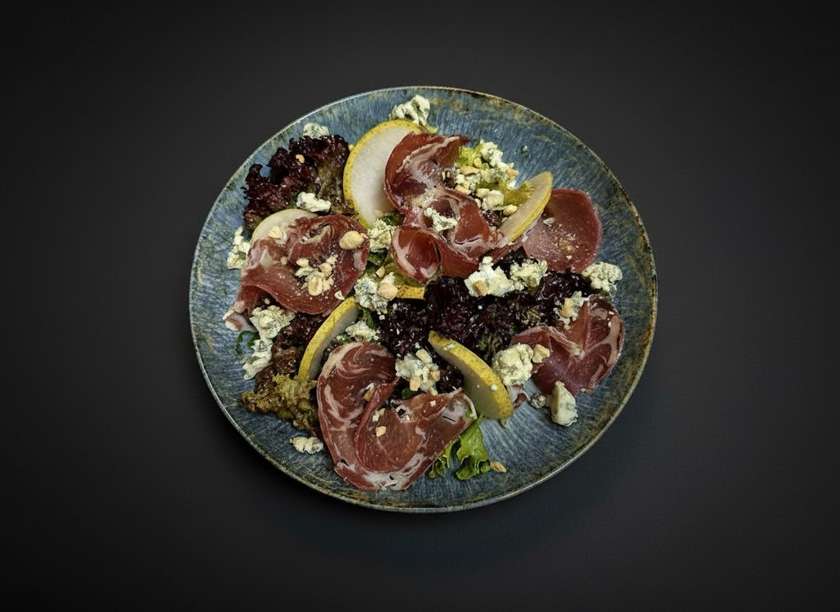 Салат з пармою,сиром Dorblu, арахісом