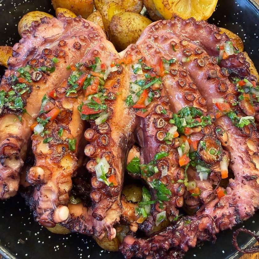 Caracatiță pe pat de cartofi (2 persoane)