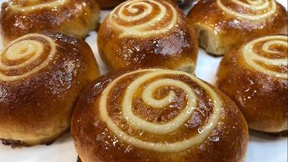 Swirl with custard filling