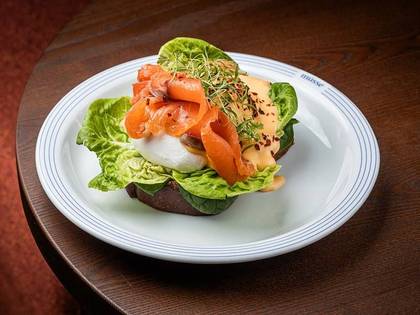 Яйця Бенедикт з лососем власного копчення та  соусом Голландез