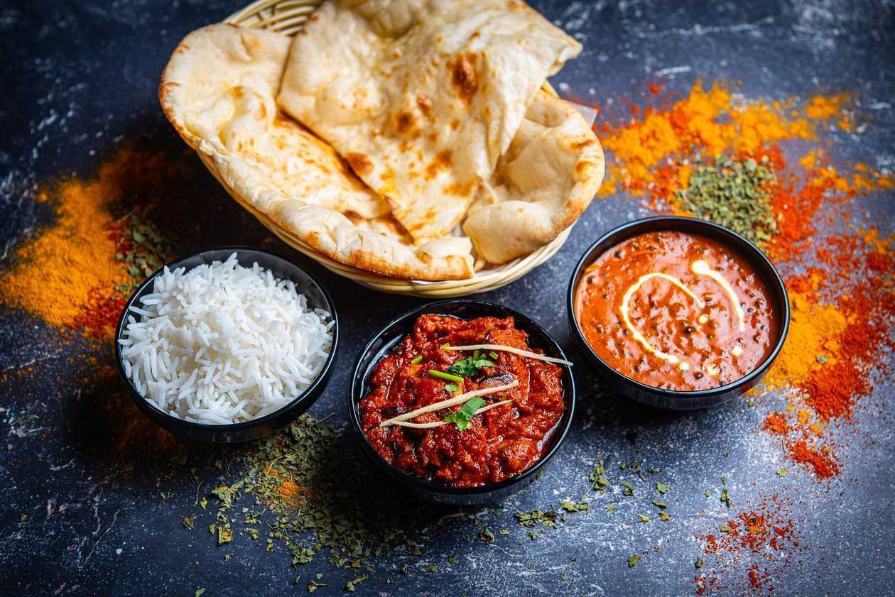 Chicken Tikka Masala, Dal Makhni,  aurutatud riis ja naan 🌶️
