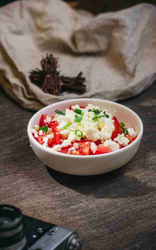 Salată de Roșii cu Busuioc și Feta