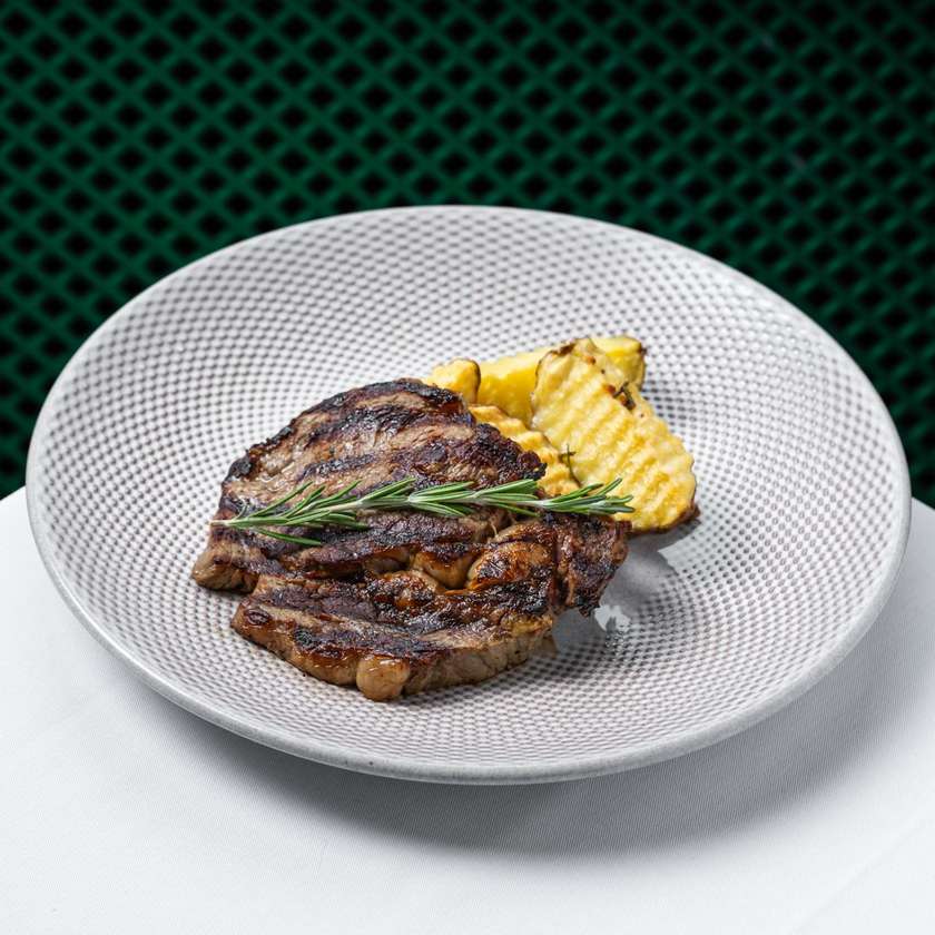 Antricot Uruguay Black Angus servit cu cartofi cu rozmarin