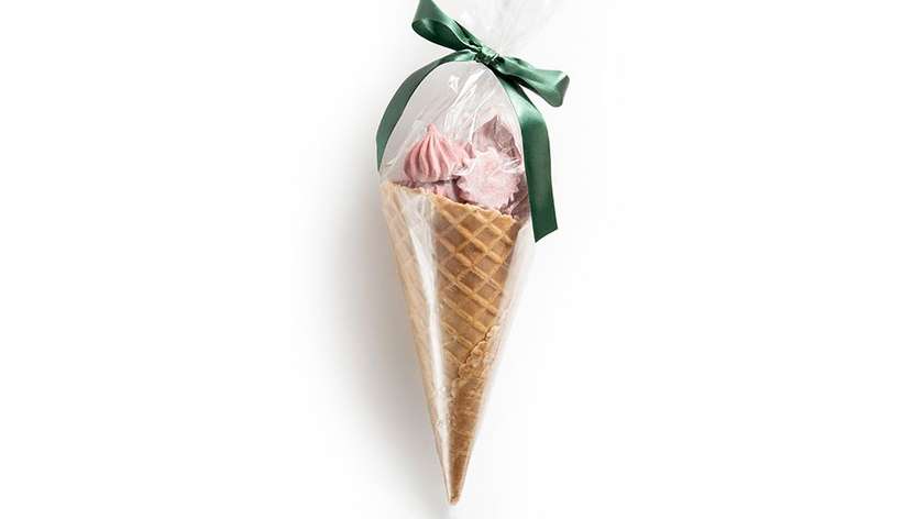 Rankų darbo zefyrai su spanguolėmis traškiame vafliuke