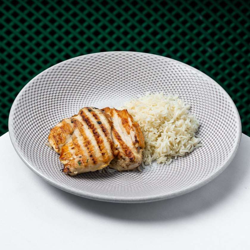 Piept pui la gratar cu orez la abur