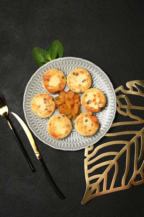 Syrniki z rodzynkami - 4szt. (na gorąco)