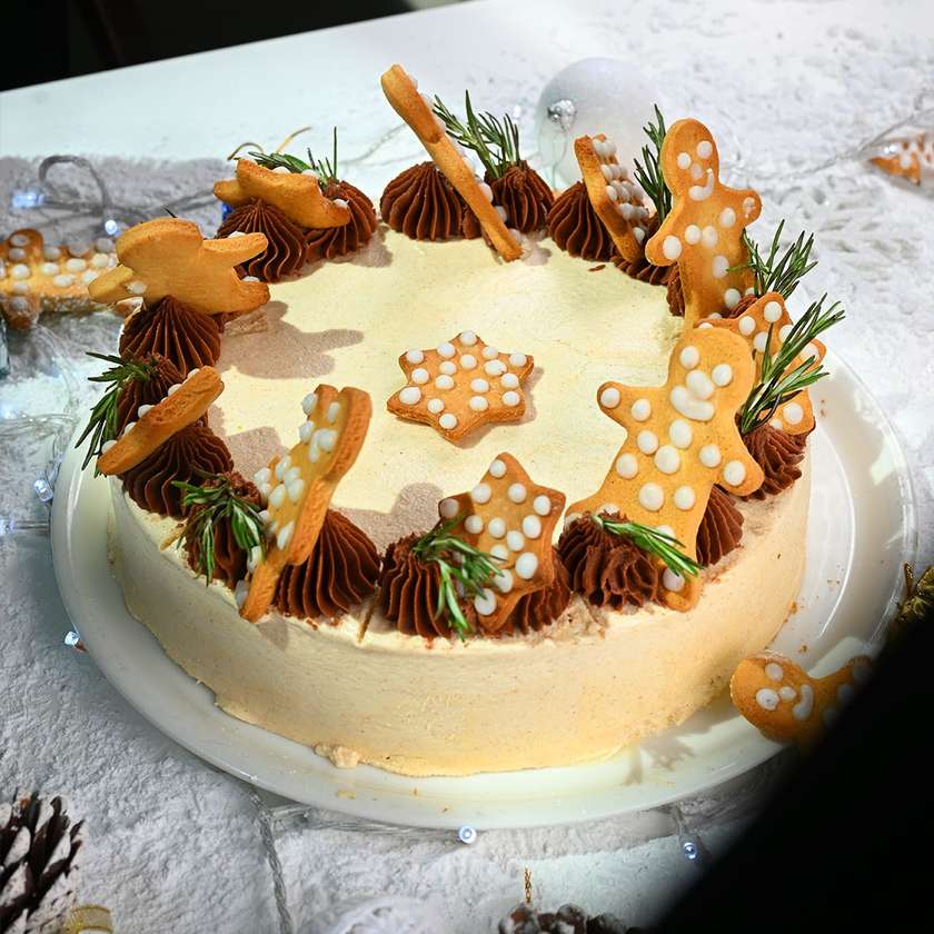 Cinnamon roll cheesecake