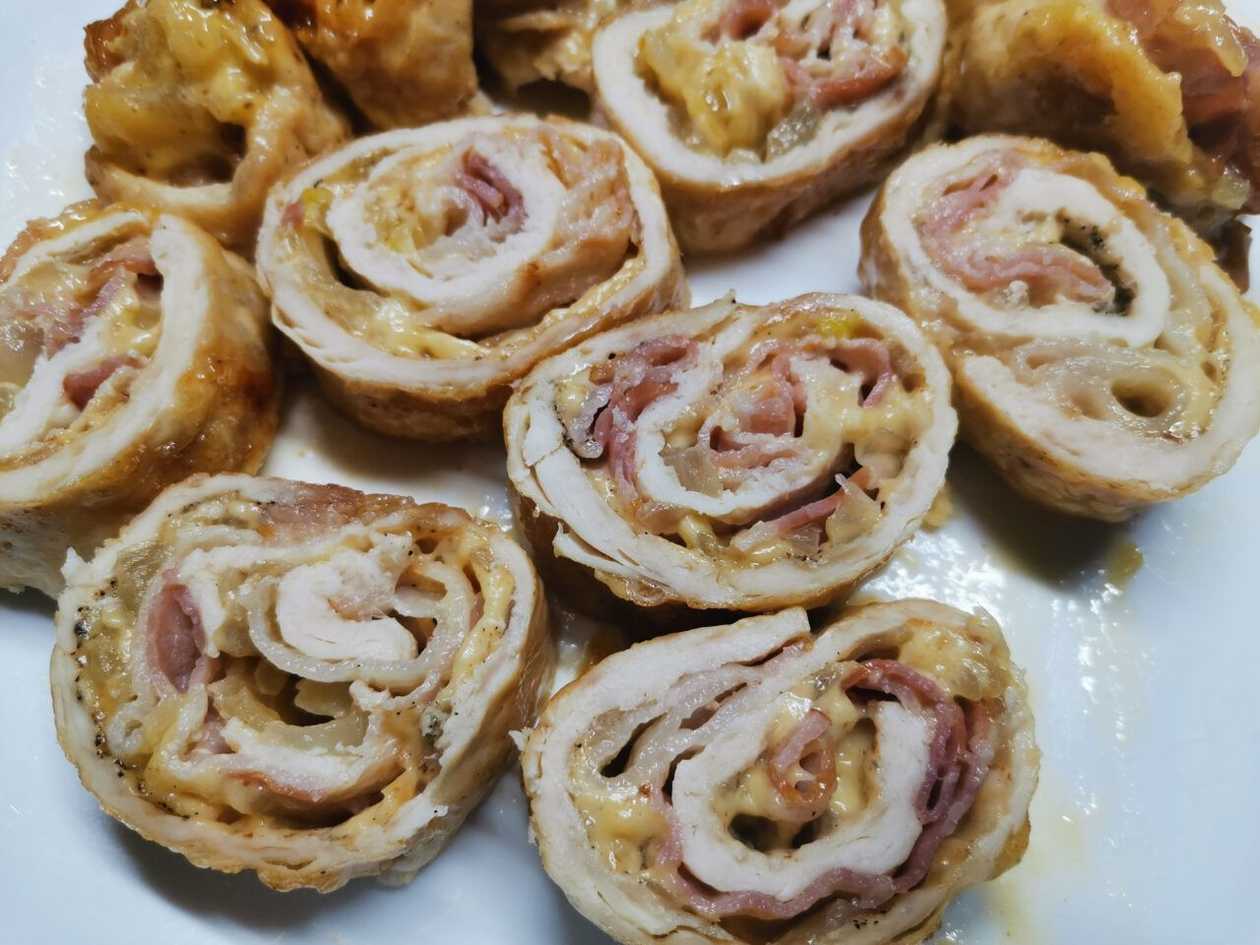 Rooster roll with provincial herbs