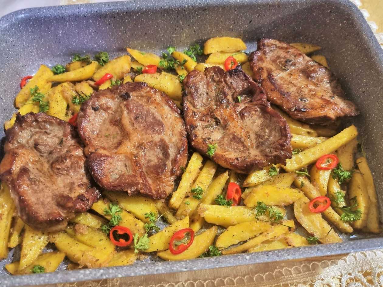 Grilled chard neck enchanted with spices and surrounded by baked potatoes