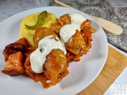 Bucovinean cabbage meat rolls with polenta