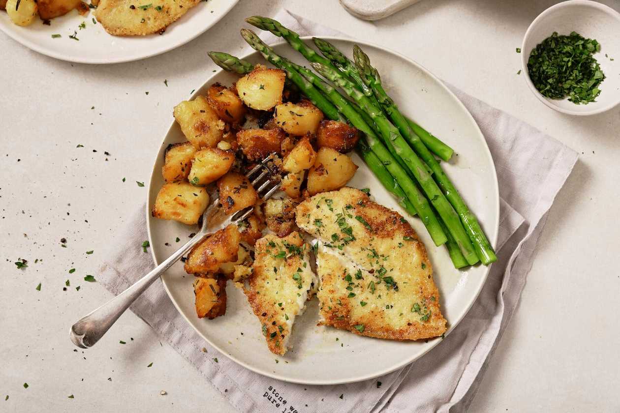 Salău meunière according to French law next to "nature" potatoes with butter