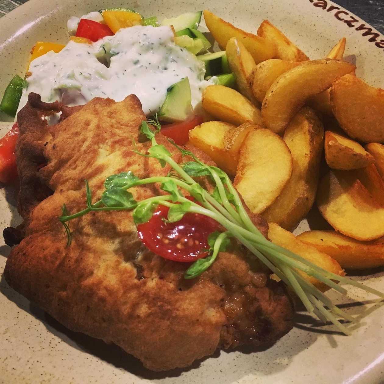 Černohorský kurací rezeň, strúhaný syr, varené zemiaky